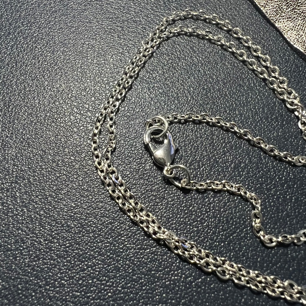 Silver-toned Filigree Leaf Necklace - Picture 5 of 6